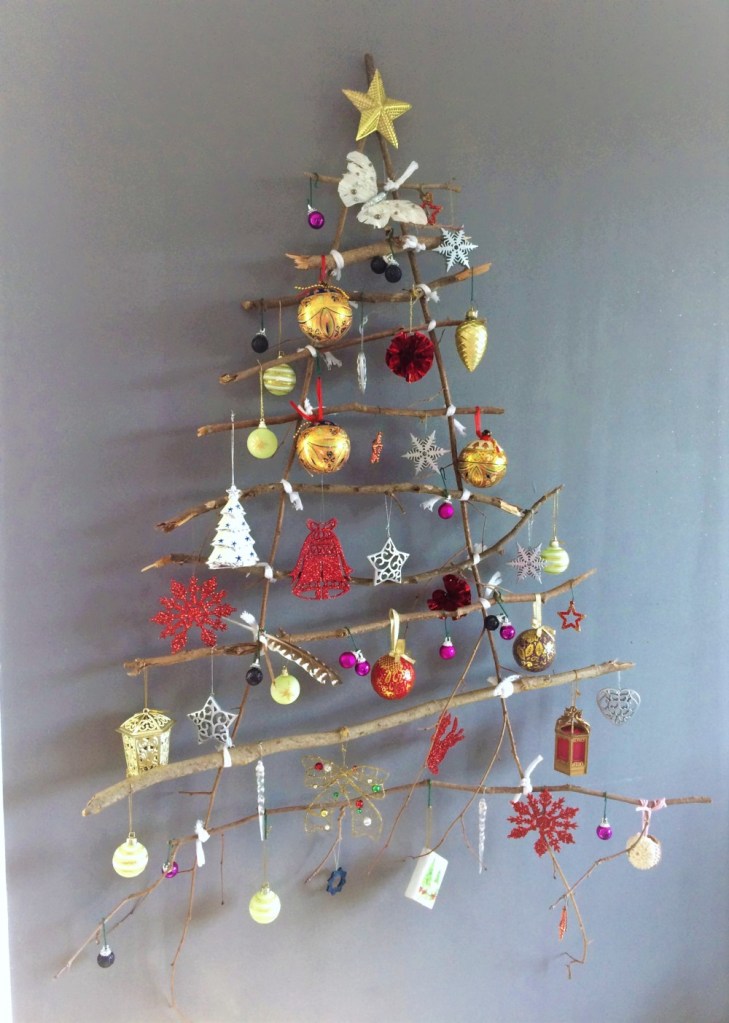 Sapin de Noël mural décoré rouge et or