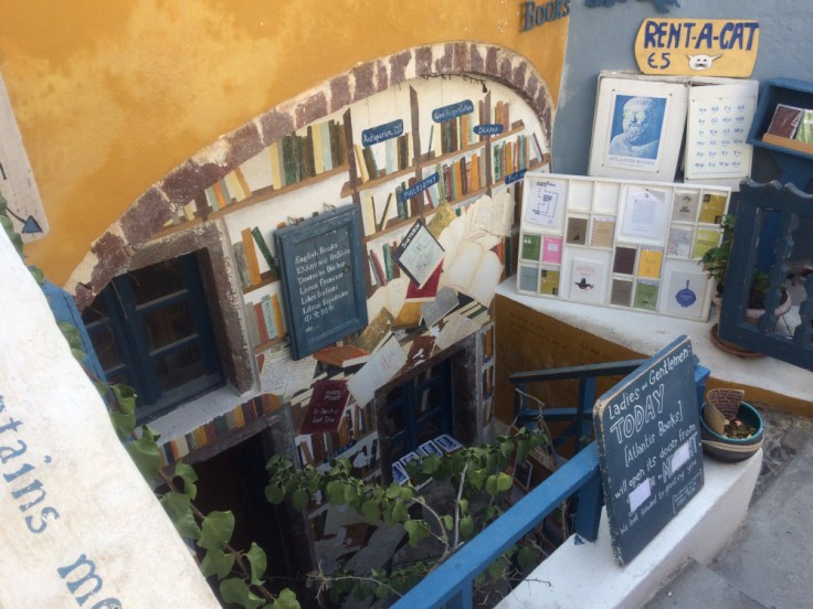 Entrée très décorée de la librairie Atlantis Book à Oia