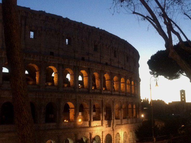 Le Colisée de l'extérieur à l'heure bleue