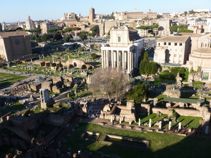 Vue sur le forum romain depuis les hauteurs, de jour, on voit les ombres portées d'un alignement de colonnes blanches