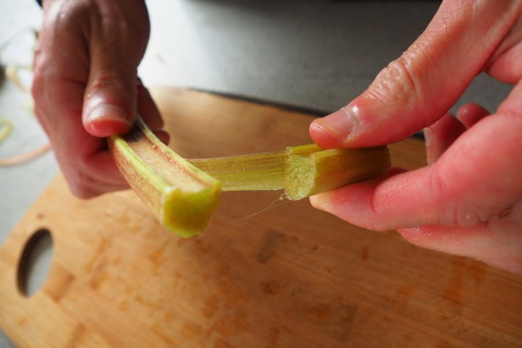 Démonstration de l'épluchage de rhubarbe