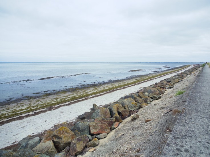 Vue de la plage et de l'océan depuis la digue du Polder de Sébastopol