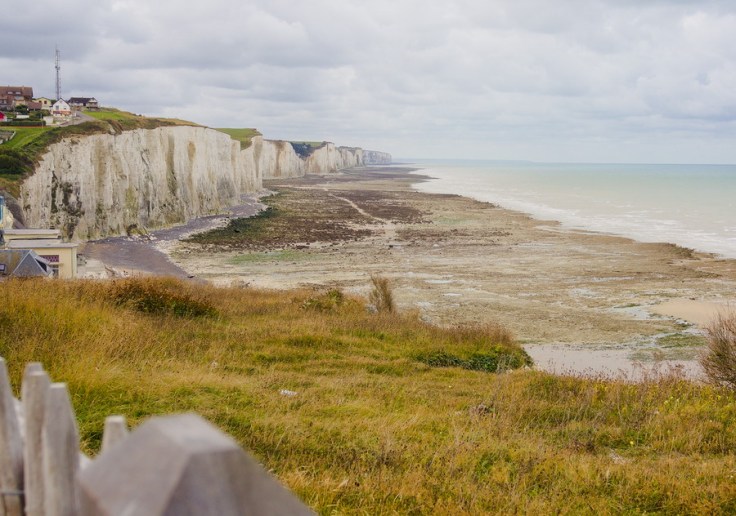 Falaise blanche marée basse ciel plombé