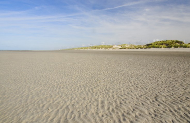 les crocs (dunes) vus depuis le bord de la mer, très loin. rides dans le sable