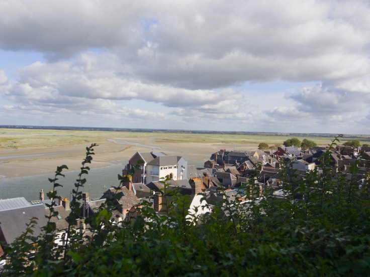 Les toits de Saint-Valery-sur-Somme et la baie (prés salés) derrière