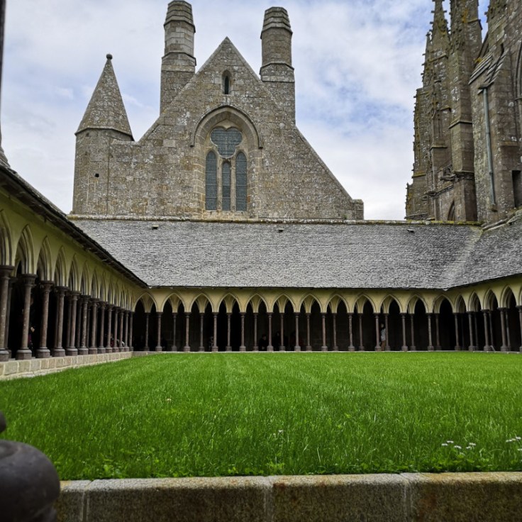 Le cloître engazonné de l'abbaye du Mont Saint-Michel