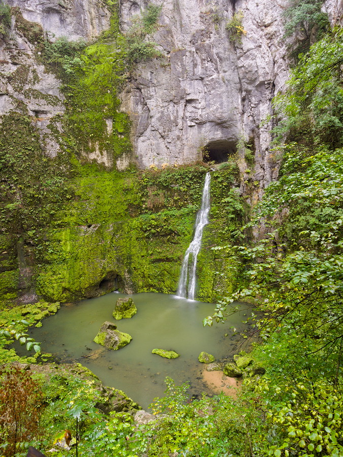 Cascade se jetant dans le petit lac au fond du Creux Billaed