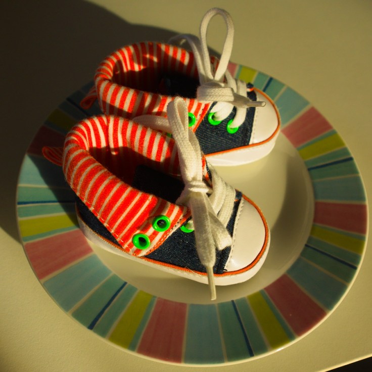 Chaussures de bébé dans une assiette à dessert