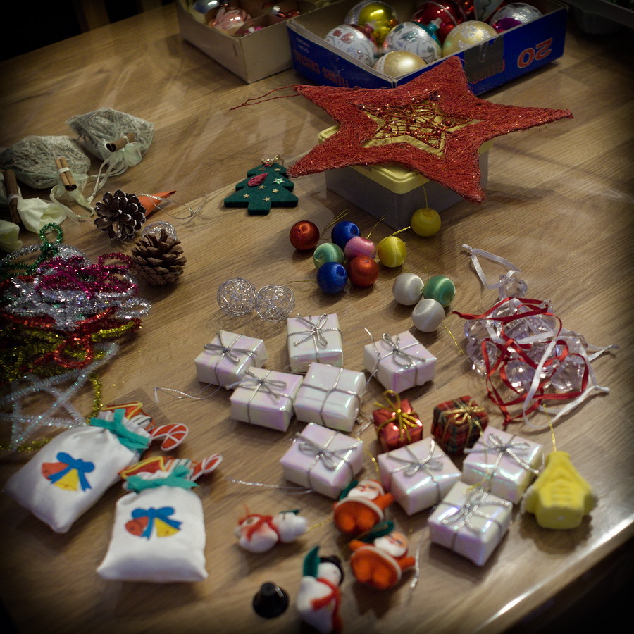 Décorations sapin de Noël éparpillées sur table