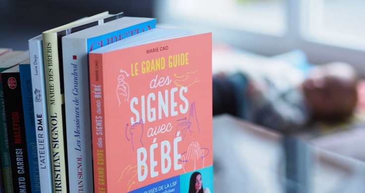 Tranches de livres avec silhouette bébé à l'arrière plan