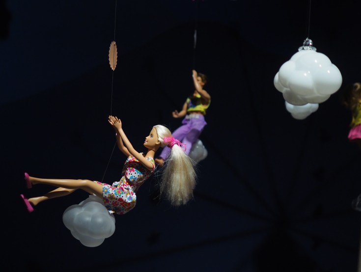 Barbie assise sur un nuage, Cumulus la boule de Meisenthal