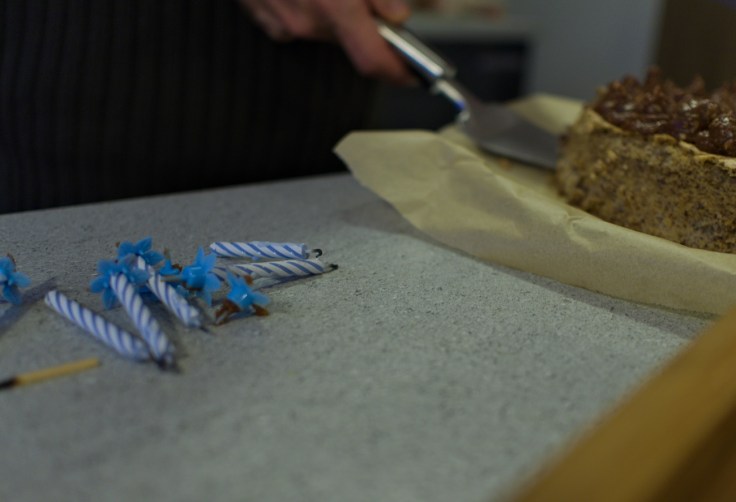 Bougies d'anniversaire enlevées d'un gros gâteau