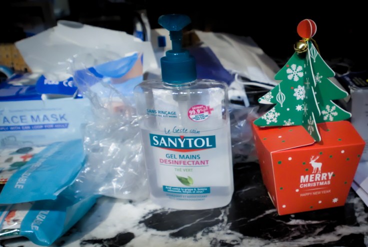 Noel en 2020. Masques, gel hydro et petits chocolats "Merry Christmas".