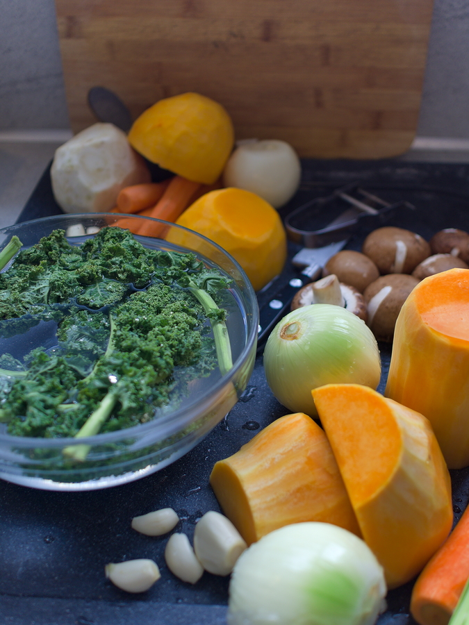 Légumes mouillés sur un égouttoir évier